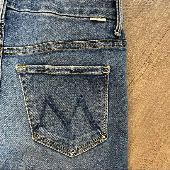 MOTHER High-waisted Looker Ankle Fray jeans in Big Sky (faded blue) - Picture 11 of 13